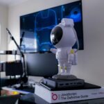 Education Usa বাংলাদেশ: যুক্তরাষ্ট্রে অধ্যয়নের সহজ ও কার্যকর গাইড a robot on a desk